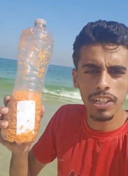 Warga Palestina menunjukkan botol yang didapatnya di laut merupakan kiriman warga Mesir. [X-Twitter]